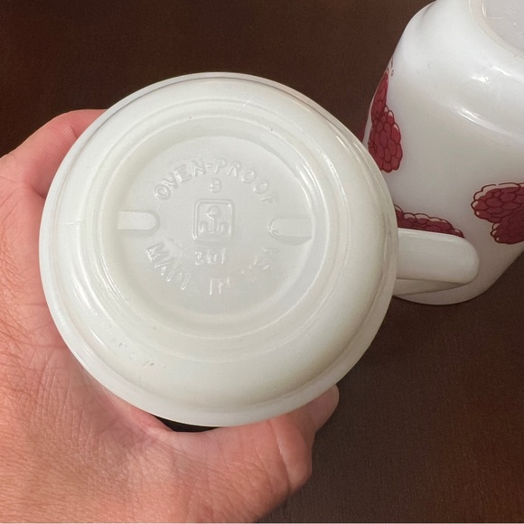 Vintage Raspberry Tart & Strawberry Shortcake Anchor Hocking Milk Glass Mugs Set - Picture 11 of 14